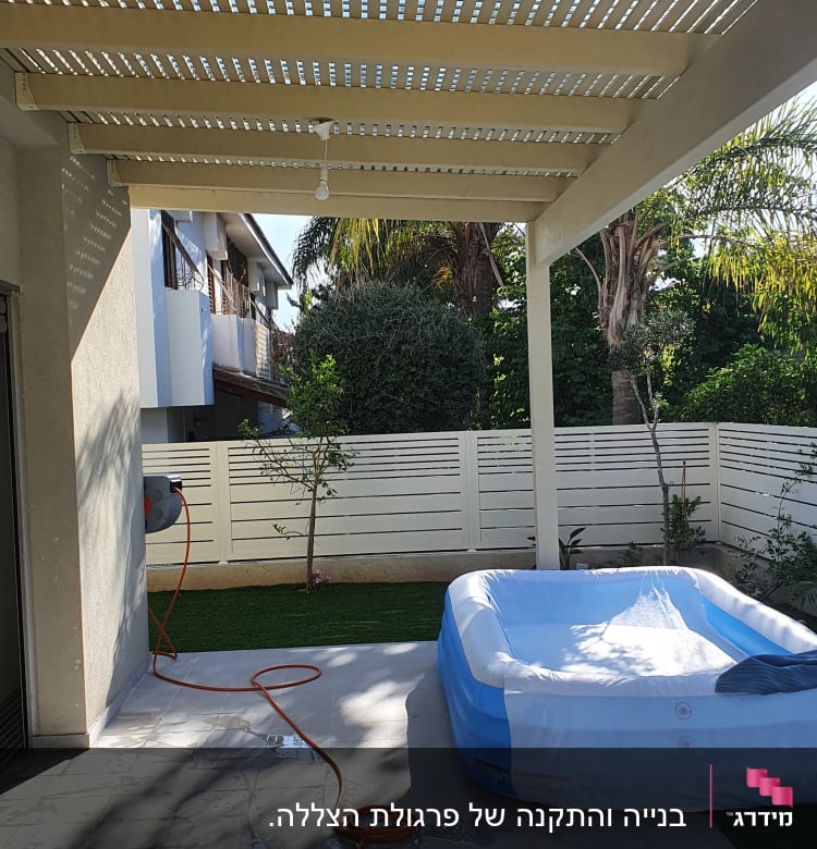 בנייה והתקנה של פרגולת הצללה.